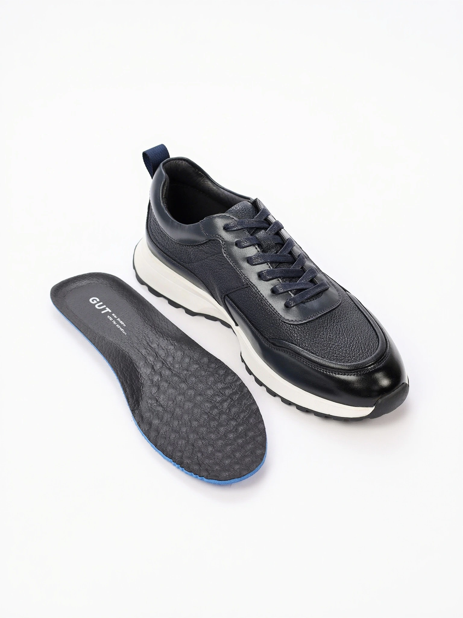 Кроссовки темно-синего цвета на средней контрастной подошве